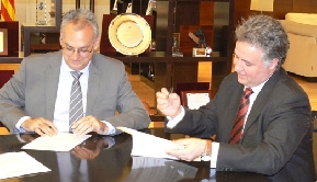 Agustn Navarro y Roberto Pay en el momento de la firma